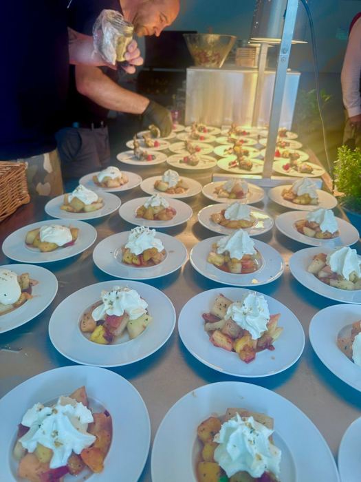 Angerichtete Dessert-Teller mit Sahnehaube werden bei einem Privat-BBQ für die Gäste vorbereitet