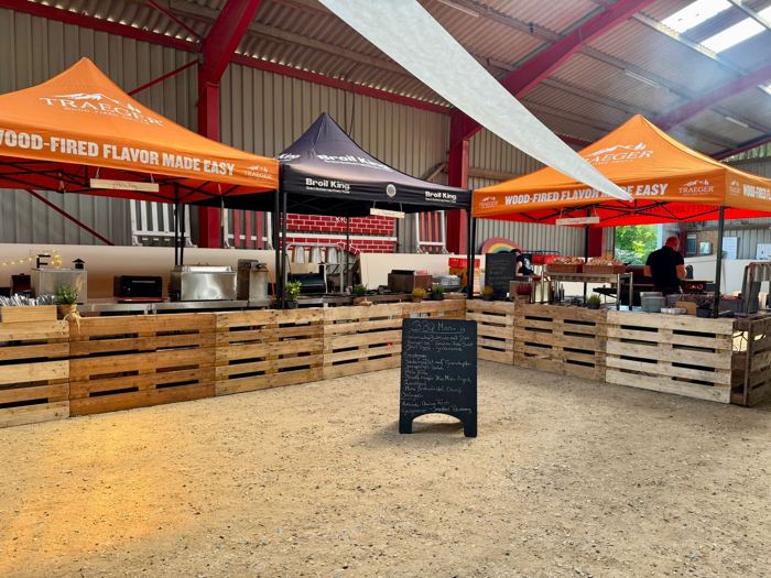 Rinder-Brisket wird am Grillfahrzeug für Gäste beim Götzenhainer Kutschenturnier – Dreieich Derby portioniert