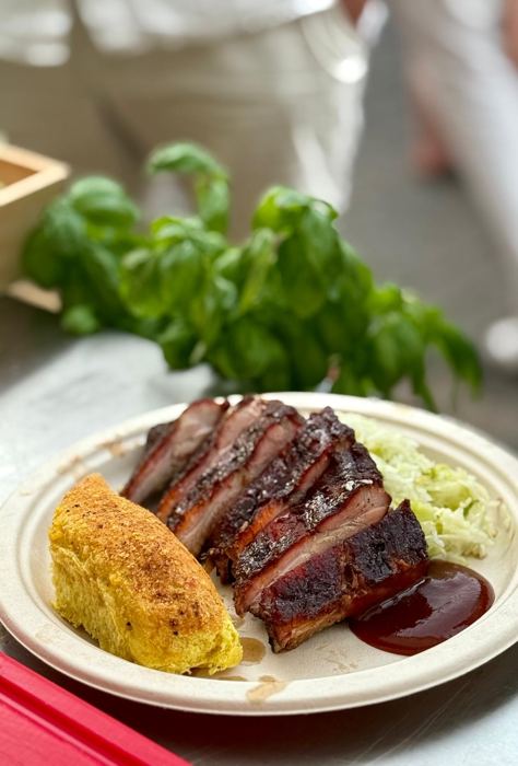 Geglazte Spareribs mit Krautsalat und Maisbrot auf dem Teller
