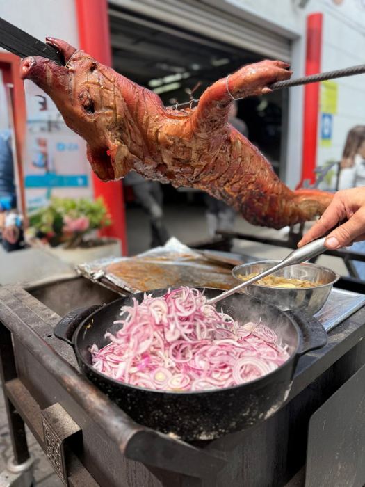 Grillmeister Michael Kisperth bedient Gäste an der Grillstation bei einem Firmen-BBQ