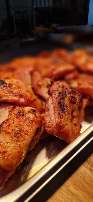 Frisch gegrillte, glasierte Spareribs mit Garnierung auf dem Teller bei einem Privat-BBQ