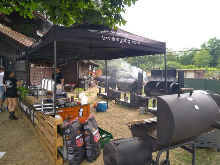 Smoker im Einsatz neben der mobilen Grillstation im Garten bei einem Privat-BBQ