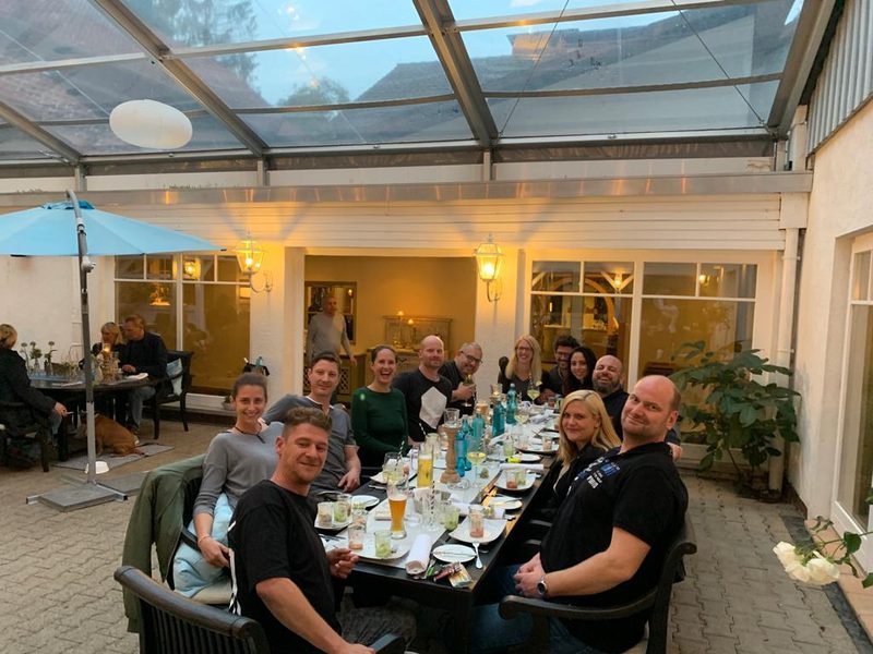 Firmenfeier an einer langen gedeckten Tafel im überdachten Innenhof