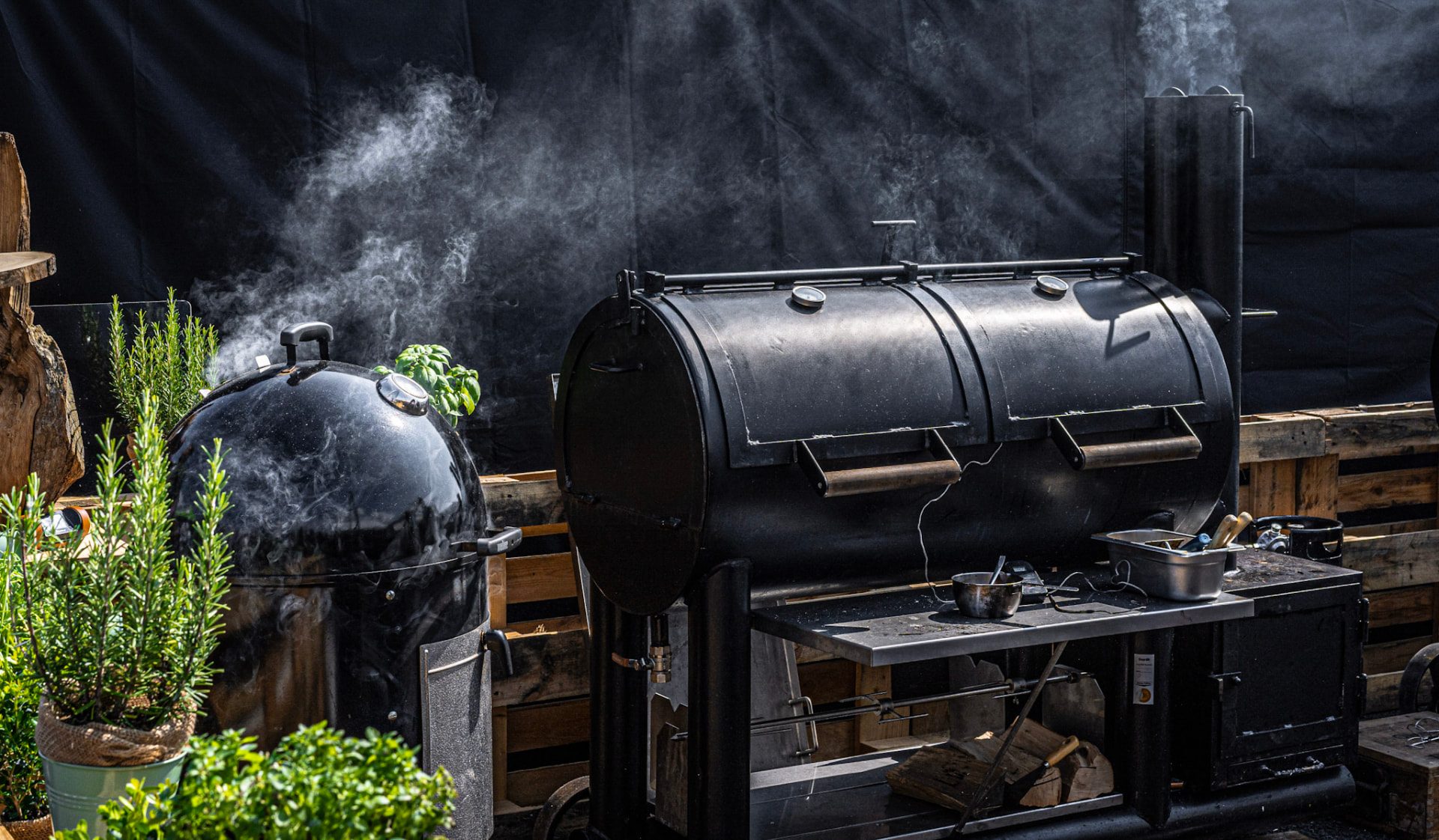 Der selbst gebaute Hybrid-BBQ-Smoker mit Kugelgrill und aufsteigendem Rauch