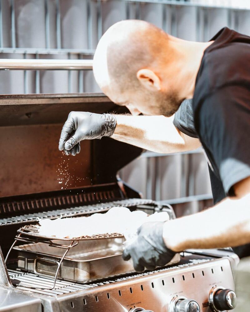 Michael Kisperth würzt Pollo Fino auf dem Grill